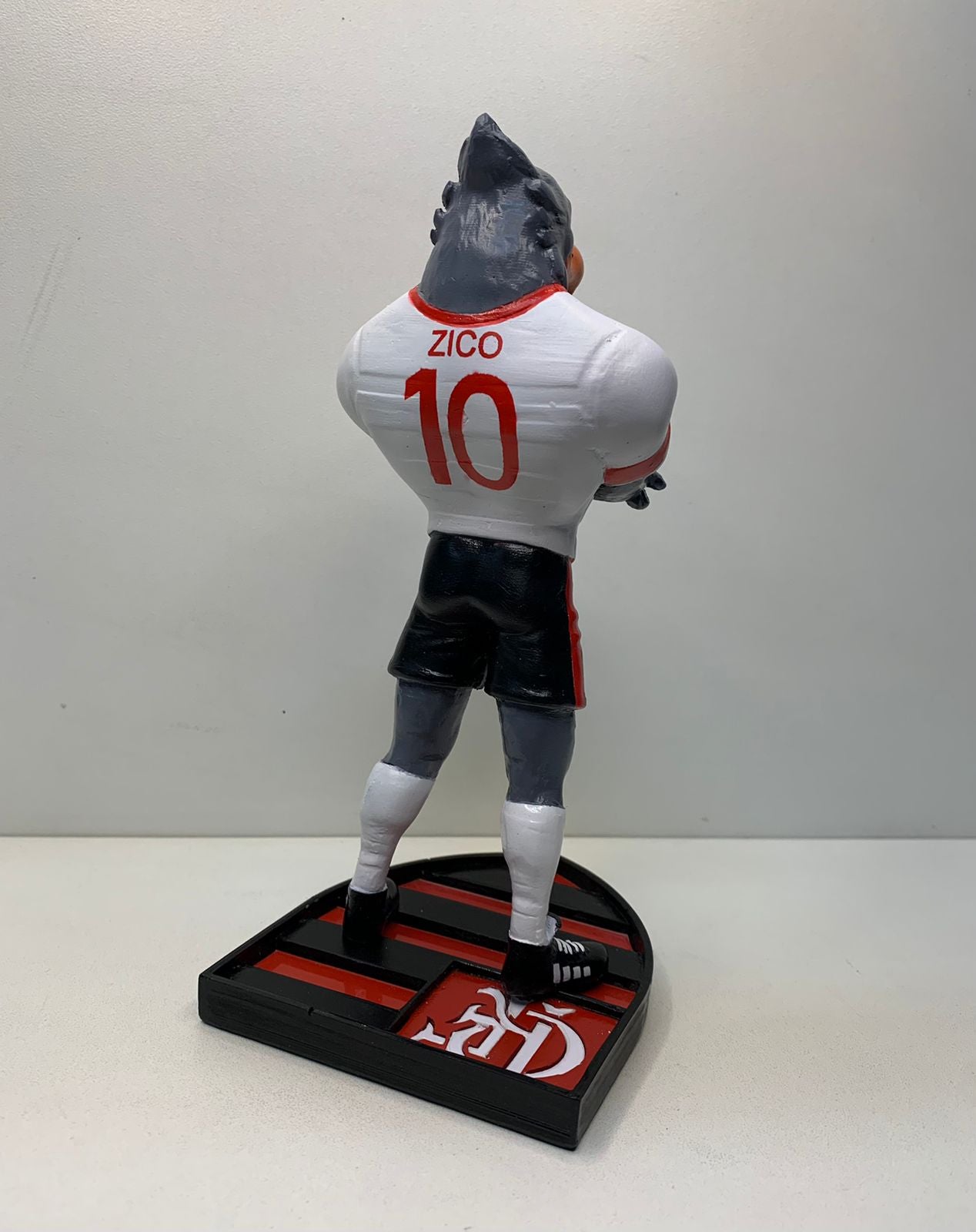 Estátua do Mascote Urubu Uniforme Reserva ZICO + Escudo do Flamengo